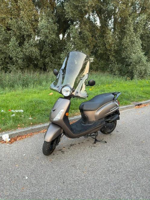 Sym 2 met slot en zonnescherm, Fietsen en Brommers, Scooters | SYM, Zo goed als nieuw, Fiddle, Maximaal 45 km/u, Benzine, Ophalen of Verzenden