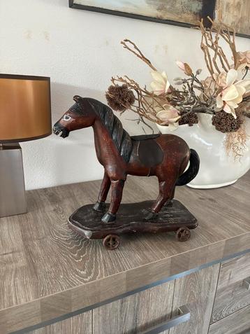 Oud houten paard op onderstel met wieltjes. beschikbaar voor biedingen