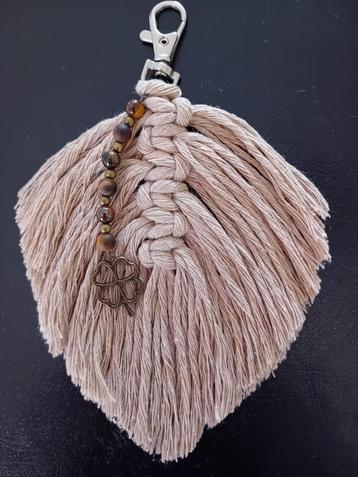 Macrame veer, macrame hanger met tijgeroog kralen beschikbaar voor biedingen