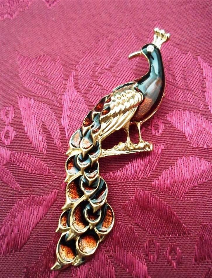 Broche pauw goud met bruin en strass steentjes., Sieraden, Tassen en Uiterlijk, Broches, Zo goed als nieuw, Overige materialen