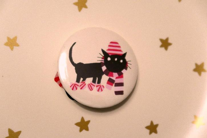 Fiep Westendorp Siepie 44MM Button Pin Badge Broche, Sieraden, Tassen en Uiterlijk, Broches, Nieuw, Overige materialen, Overige kleuren