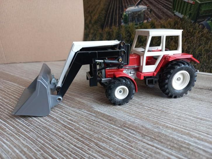 Massey Ferguson 3050A met Voorlader Bak Siku, Hobby en Vrije tijd, Modelauto's | 1:32, Zo goed als nieuw, Tractor of Landbouw