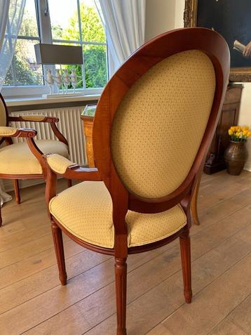 4 Klassieke Eetkamerstoelen – 2 met Armleuningen, 2 zonder beschikbaar voor biedingen