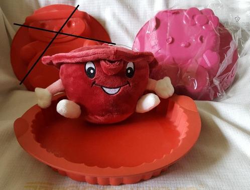 Tup. adv. 15: MFV silicone (bak)vorm Hello Kitty, vlaaivorm , Huis en Inrichting, Keuken | Tupperware, Gebruikt, Overige typen