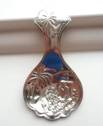 Oude Theeduim/ theeschep met afbeelding theeplukster. beschikbaar voor biedingen