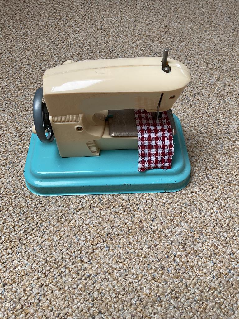 Antiek kindernaaimachientje, Antiek en Kunst, Antiek | Speelgoed, Ophalen of Verzenden