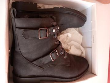 Donkergrijze bikerboots beschikbaar voor biedingen