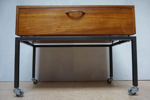 Vintage houten tafeltje/klepkastje, stalen frame op wielen, Huis en Inrichting, Tafels | Bijzettafels, Gebruikt, Rond, Minder dan 55 cm