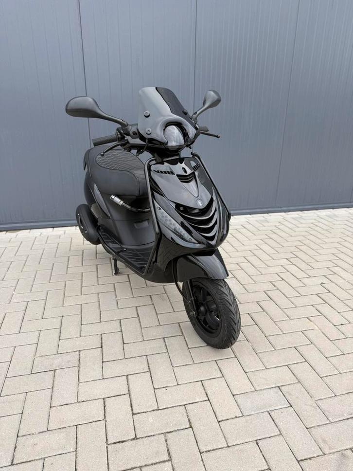 PIAGGIO ZIP FULL OPTION GARANTIE BROM BLACK ON BLACK, Fietsen en Brommers, Scooters | Piaggio, Zo goed als nieuw, Zip, Benzine