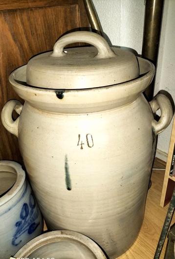 Oude stenen pot met deksel beschikbaar voor biedingen