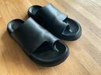 H&M zwart leren teenslippers 44, Slippers, Zwart, Nieuw, Ophalen of Verzenden