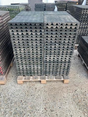 154 vochtdoorlatende rubberen tegels 50x50x4,5cm beschikbaar voor biedingen