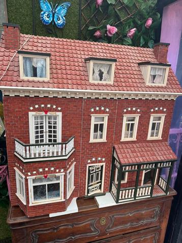 Prachtig compleet ingericht poppen huis beschikbaar voor biedingen