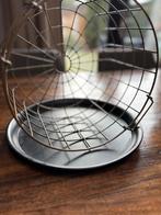 Decoratieve metalen draadmand met dienblad, fruitschaal., Ophalen, Gebruikt