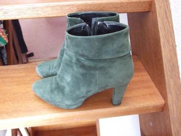 Dungelmans prachtige olijfgroene suede laarsjes op hak 39 beschikbaar voor biedingen