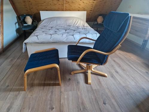 Vintage poang draai fauteuil met voetenbank donkerblauw, Huis en Inrichting, Fauteuils, Stof, 50 tot 75 cm, Ophalen
