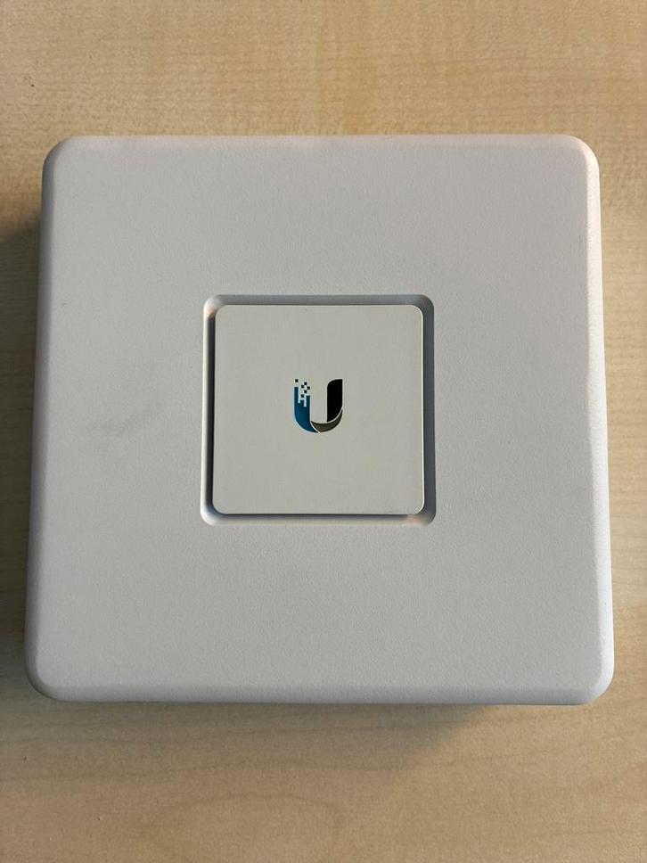 Ubiquiti UniFi Security Gateway (USG 3P), Computers en Software, Routers en Modems, Gebruikt, Router, Ophalen of Verzenden