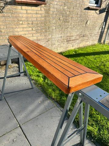 Tiek houten zwevende wandplank beschikbaar voor biedingen