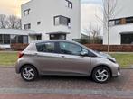 Toyota Yaris 1.5 HSD 55KW 5DRS 2015 Bruin, Auto's, Toyota, 4 cilinders, Bruin, 49 €/maand, Origineel Nederlands