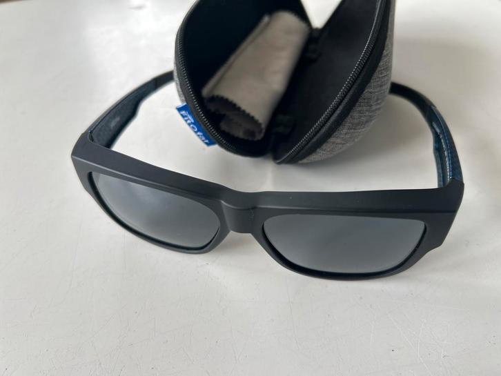 Zwarte Fitofar overzet zonnebril met blauwe details, Sieraden, Tassen en Uiterlijk, Zonnebrillen en Brillen | Heren, Zo goed als nieuw