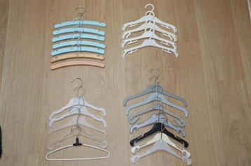7 houten + 16 kunststof baby kledinghangers beschikbaar voor biedingen