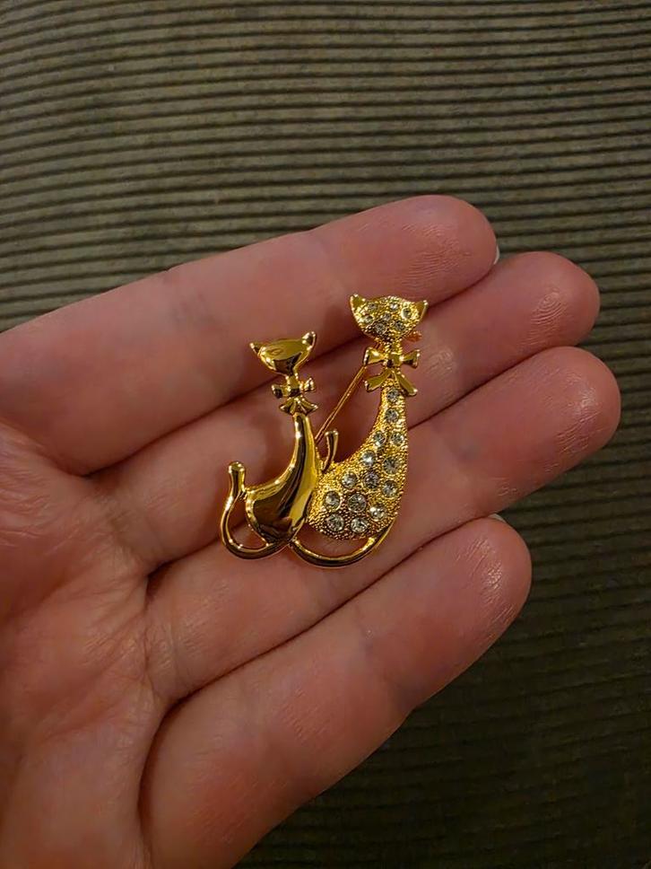 Vintage broche kat poes Nieuwstaat, Sieraden, Tassen en Uiterlijk, Broches, Zo goed als nieuw, Overige materialen, Goud, Ophalen of Verzenden