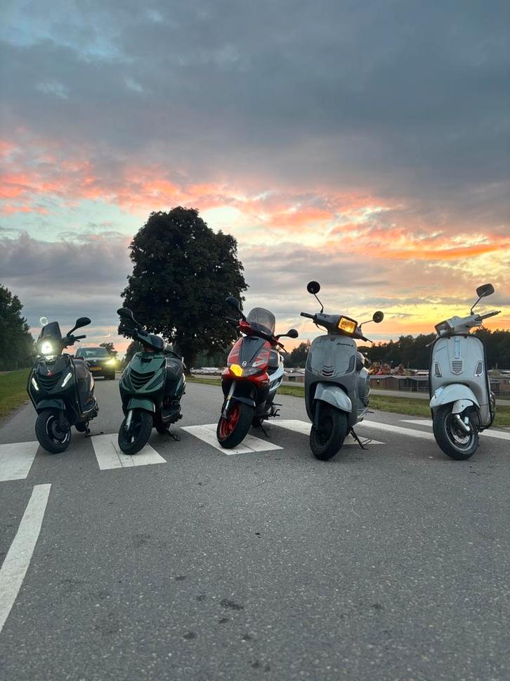 Piaggio zip 70cc polini corsa, Fietsen en Brommers, Brommerhelmen, Zo goed als nieuw, Extra small of kleiner, Ophalen