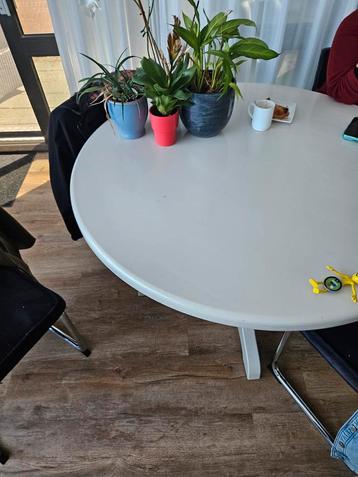 Ronde tafel 120cm + 4 stoelen beschikbaar voor biedingen