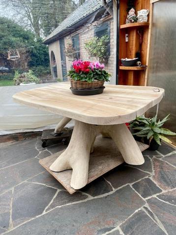 Mooie tuintafel van walnotenhout beschikbaar voor biedingen