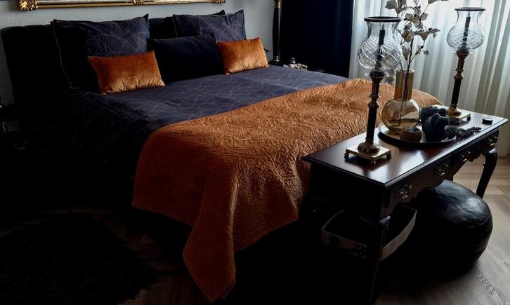Nog nw. ESSENZA sprei Leather Brown 1.80 x 2.65 m+ 2 kussens, Huis en Inrichting, Slaapkamer | Beddengoed, Zo goed als nieuw, Overige typen