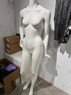 Etalage figuur 2x op glazen poot, Onbekend, Ophalen, Gedragen