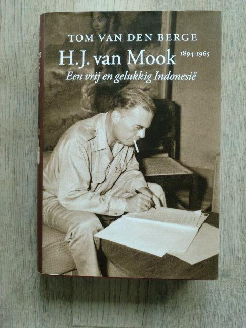 Tom van den Berge - H.J. van Mook (Hardcover met stofomslag), Boeken, Biografieën, Nieuw, Politiek, Ophalen of Verzenden