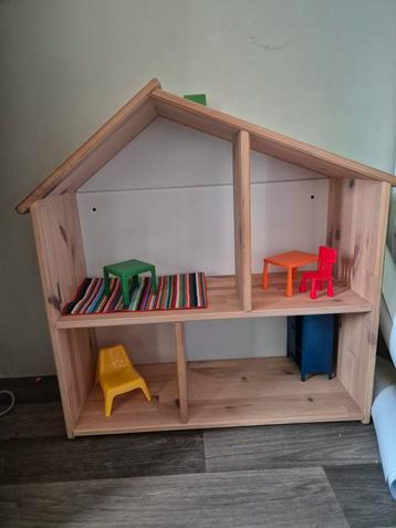Ikea houten poppenhuis met meubels beschikbaar voor biedingen
