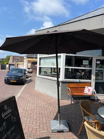 Parasol antraciet 2,5 m doorsnee excl. voet €60,00 Tussen 25 beschikbaar voor biedingen