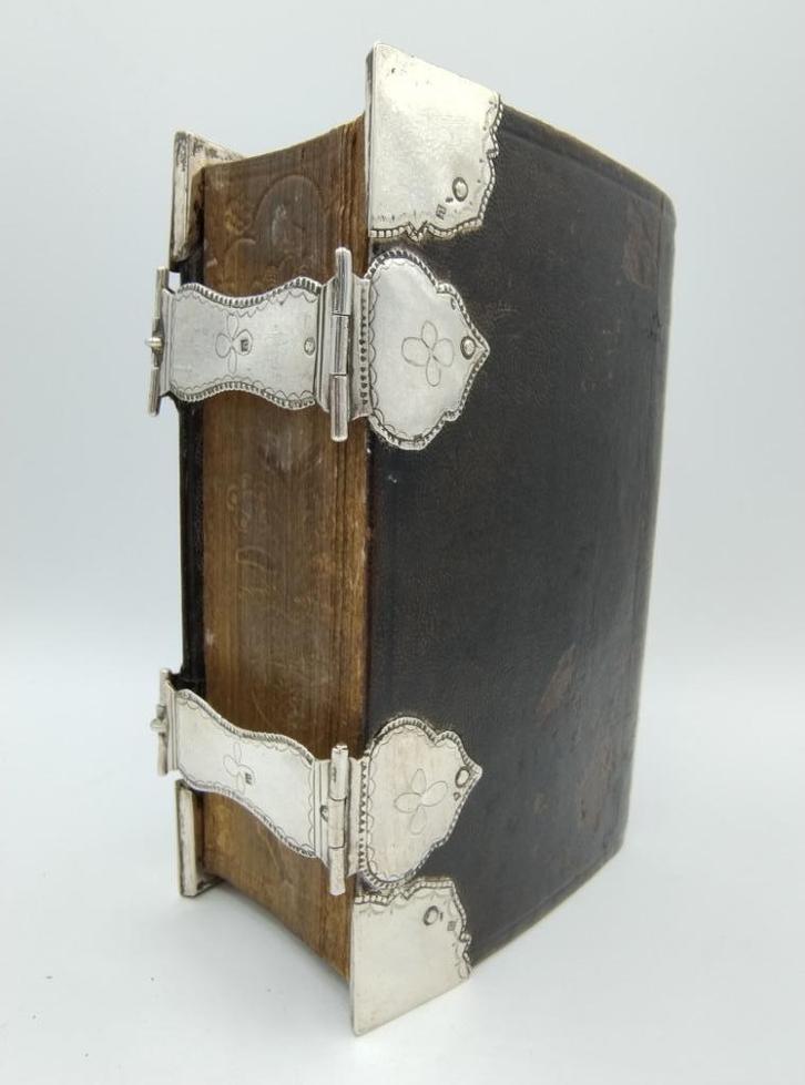 Bijbel met zilveren sloten , E. Wientjes uit Ootmarsum, 1831, Antiek en Kunst, Antiek | Boeken en Bijbels, Verzenden