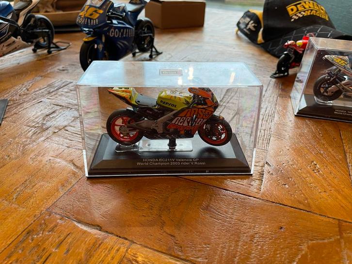 Schaalmodel Valentino Rossi 2003 Valencia 1:24, Hobby en Vrije tijd, Modelauto's | 1:24, Zo goed als nieuw, Motor, Overige merken
