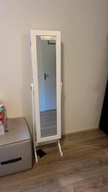 Spiegelkast beschikbaar voor biedingen