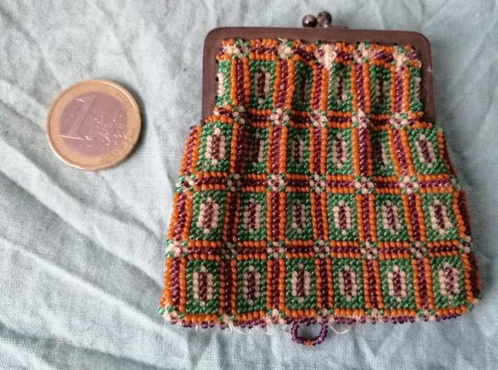 Beursje met kraaltjes en zilveren beugel., Antiek en Kunst, Antiek | Goud en Zilver, Ophalen of Verzenden