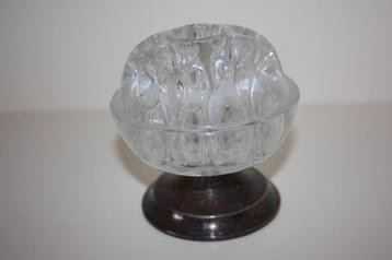 Bloemsteker op voet beschikbaar voor biedingen