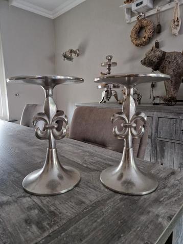 Set van 2  zware kwaliteit zilver ruw nikkel kandelaars.  beschikbaar voor biedingen