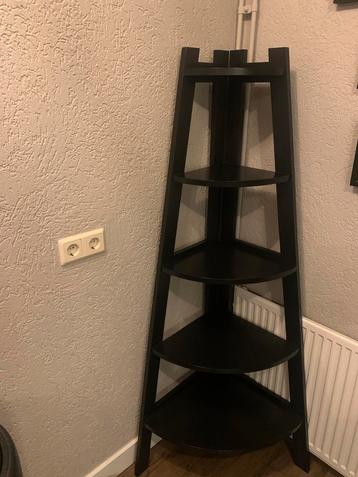 Hoekkast met 5 planken beschikbaar voor biedingen