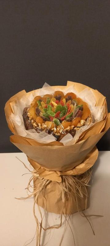 Een boeket met zoet gedrogt fruit, noten en dadels beschikbaar voor biedingen