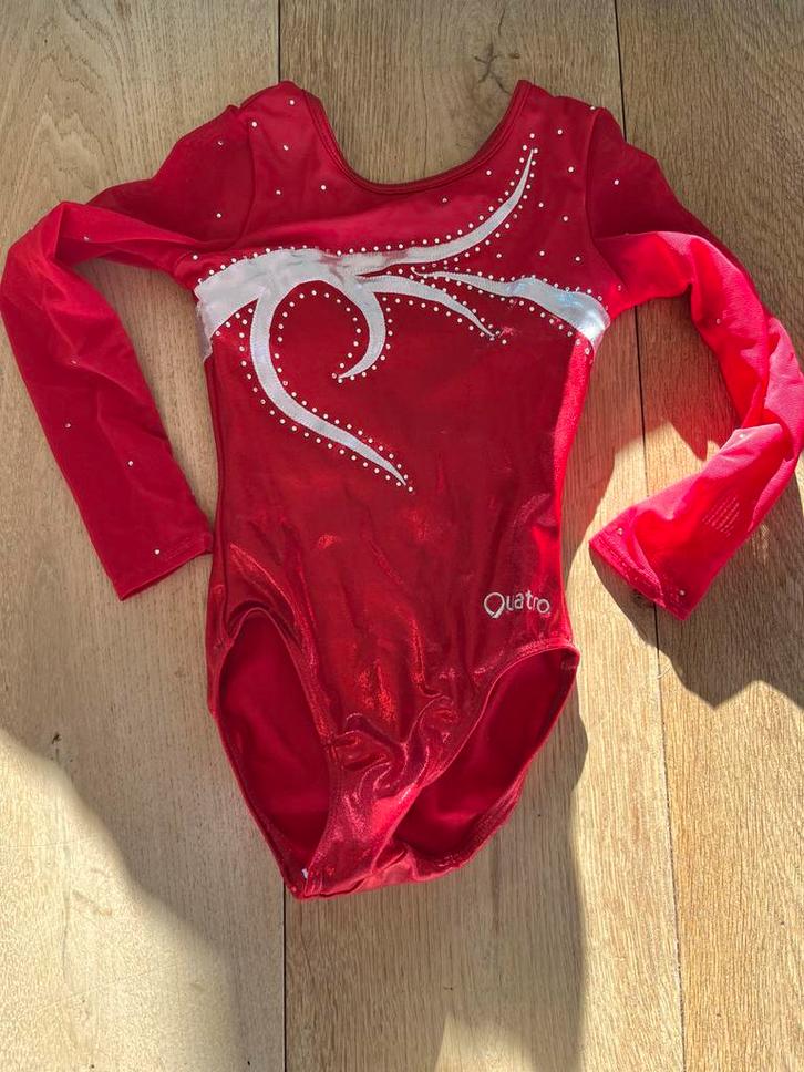 Quatro Turnpakje - Maat CSM, Sport en Fitness, Turnen, Zo goed als nieuw, Turnpak(je), Kleiner dan kindermaat 122, Rood, Ophalen of Verzenden