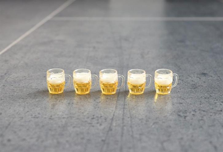 Bierpul glaasje bier miniatuur nieuw 1:6 barbie blythe - 1st, Verzamelen, Poppenhuizen en Toebehoren, Nieuw, Decoratie, Ophalen of Verzenden