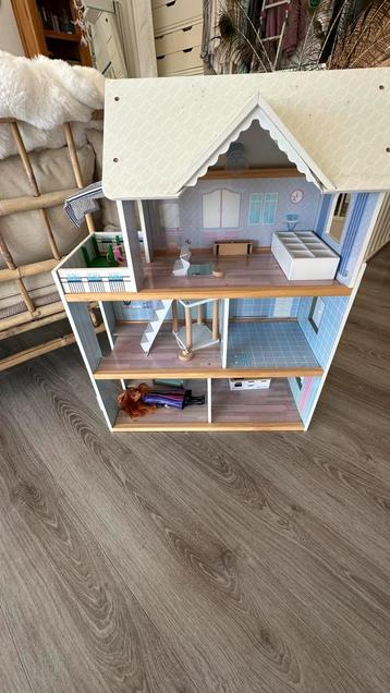 Groot houten poppenhuis beschikbaar voor biedingen