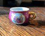 Limoges potje pispot po miniatuur dame en heer op bankje, Verzamelen, Ophalen of Verzenden, Poppenhuis
