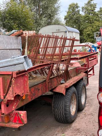 Aanhangwagen met ingebouwde dieseltank beschikbaar voor biedingen