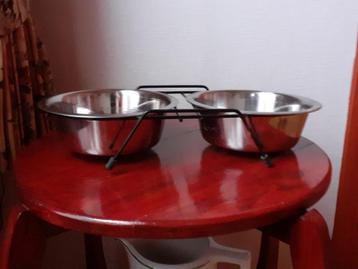 honden eet en drink set op standaard beschikbaar voor biedingen