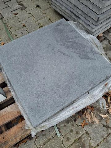 Midden grijze terrastegels - 60x60x3cm - €32,95 p/m² beschikbaar voor biedingen