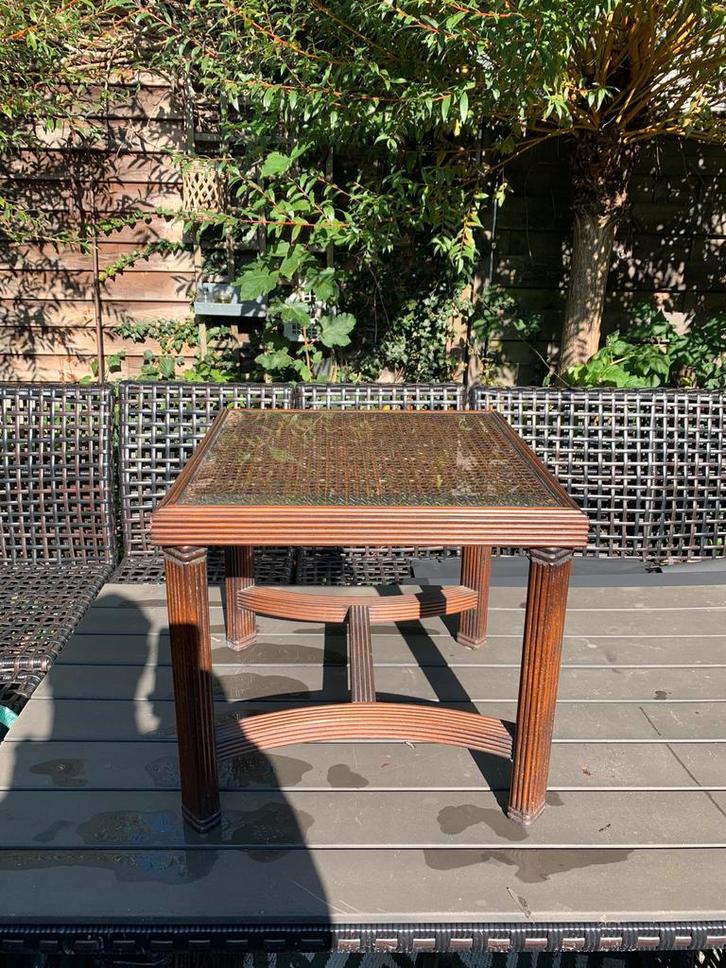 Antieke bijzettafel met glazen blad en uniek ontwerp.  Tafel, Antiek en Kunst, Antiek | Meubels | Tafels, Ophalen